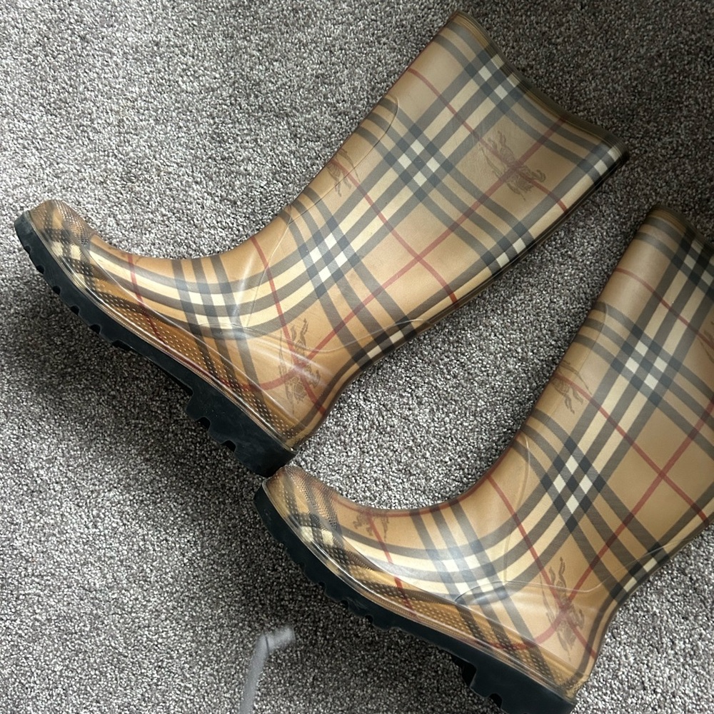 Burberry Beige Plaid Wellington Boots with Black Soles - Picture 3 of 8